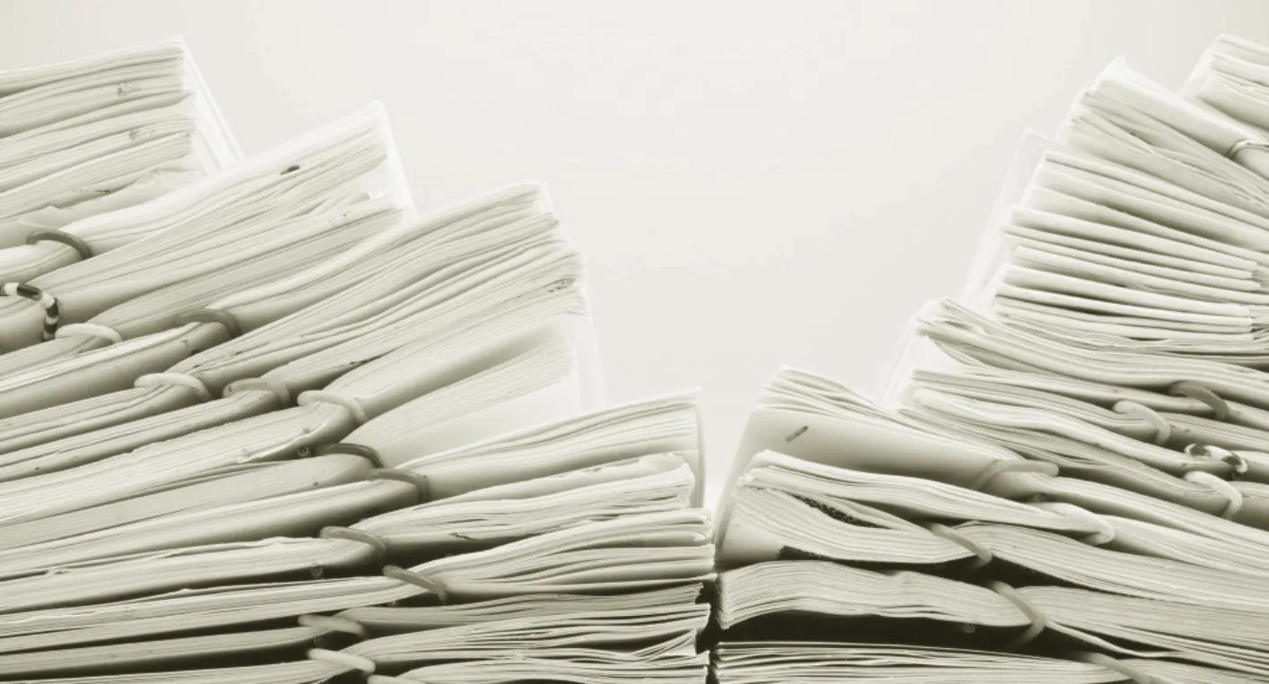 Widok na kartkę papieru z różnymi zapisami liczbowymi